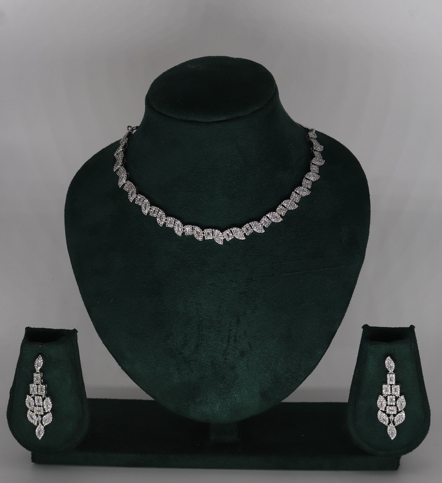Adaa Collar Necklace Set alternate view